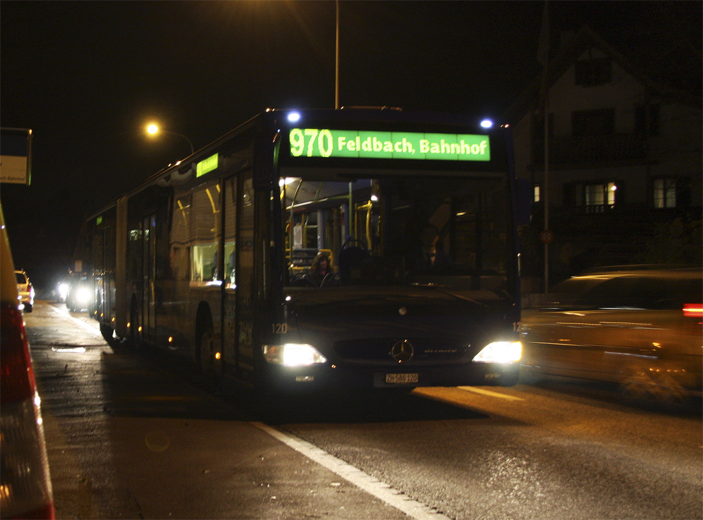 Der neue VZO-Mercedes Citaro Nr.120 bei der Haltestelle Hombrechtikon,Tobel um 18:30 am 8.11.10. Auch bei den neusten Bussen setzt die VZO auf Mercedes-Benz. Dieser Bus hat ein neues Gelenk, das zum Teil transparent ist.