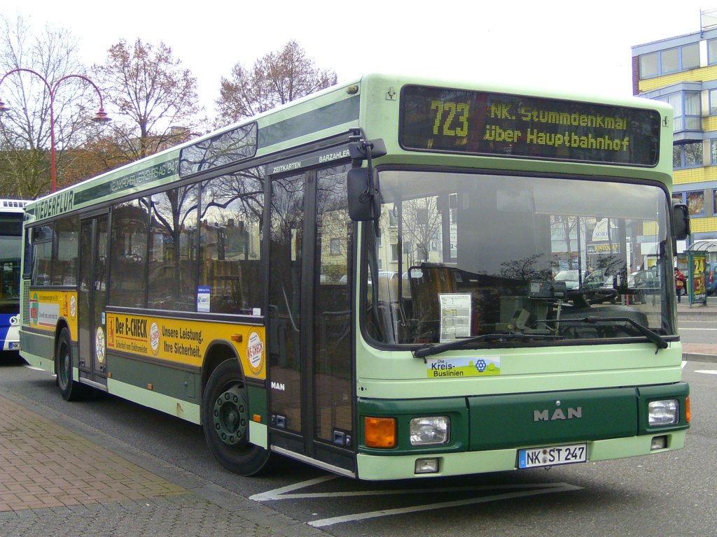 Der NVG-Wagen 247, ein MAN Niederflurbus der 1. Generation steht am 2.12.09 abgestellt in der Lindenallee in Neunkirchen.