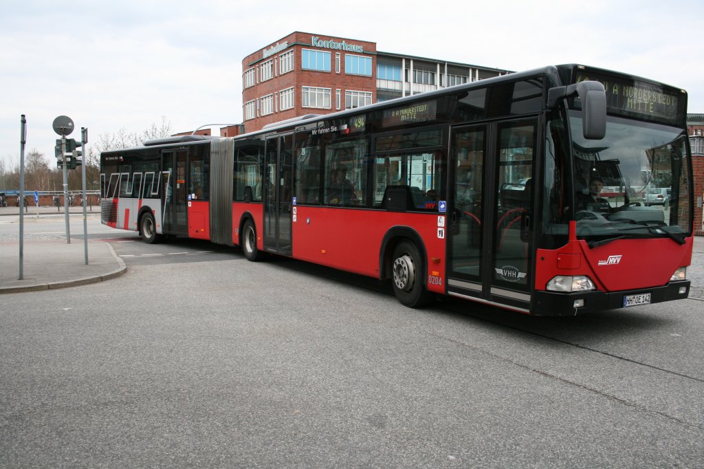 Der von Quickborn eingesetzte VHH Gelenkbus 0204 am 6.April 2010 bei der einfahrt in U/A Norderstedt Mitte.