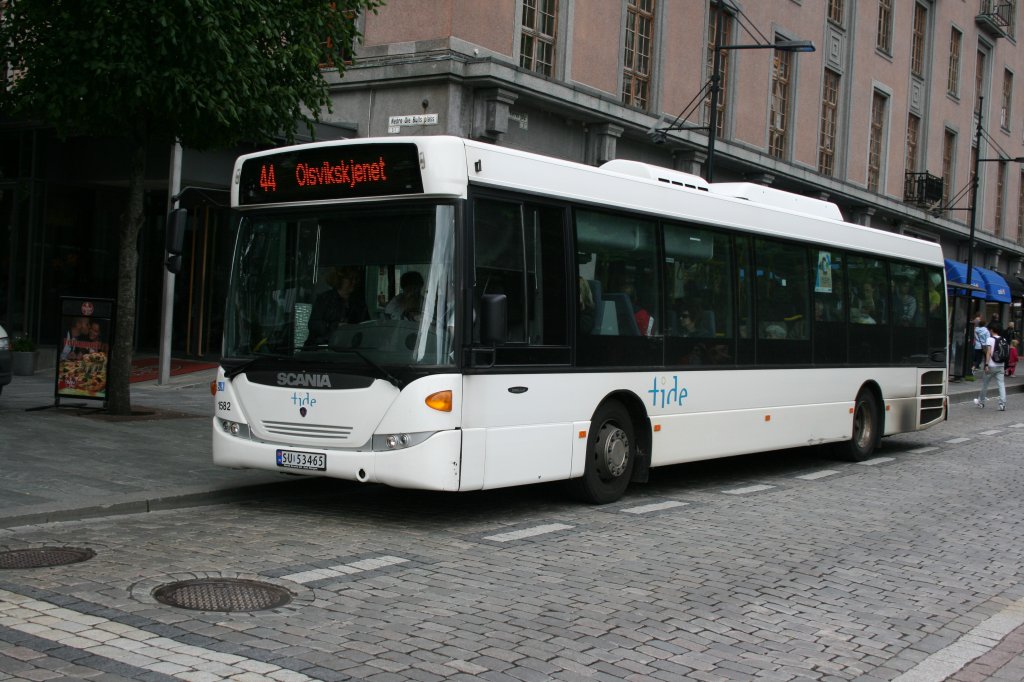 Der Scania OmniCity komplettiert die farbige Sammlung an Skandinavischen Niederflurbussen in Bergen. Aufnahme beim Stadtpark am 8.7.2010. 