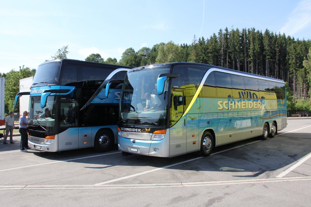 der Setra 431 DT (SO 20660) und der Setra 416 HDH (SO 21950) der neue Starcar, Schneider Reisen und Transport AG, Langendorf,
Aufgenommen am 2. Juli 2013