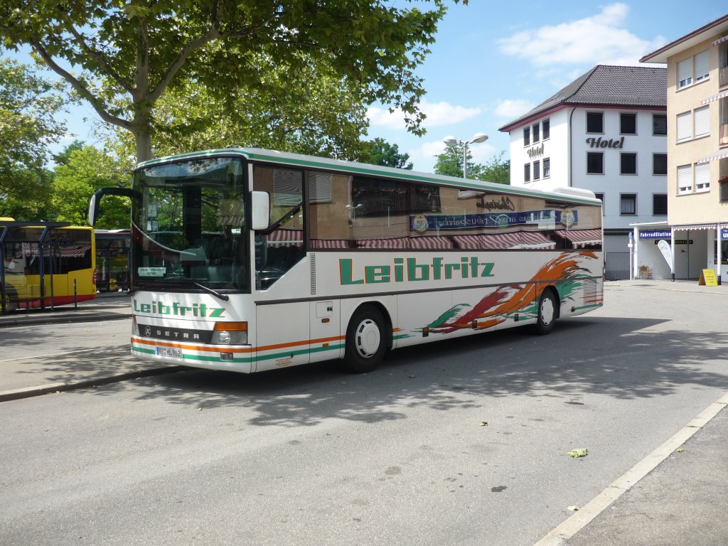 Der Setra S 315 UL der Fa. Leibfritz, steht auf dem ZOB in Reutlingen und wartet auf seine nchste Fahrt.
