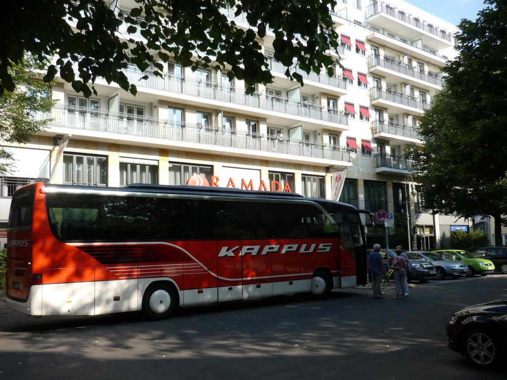 der Setra S 415 HD der Fa. Kappus-Reisen aus Leonberg in Berlin