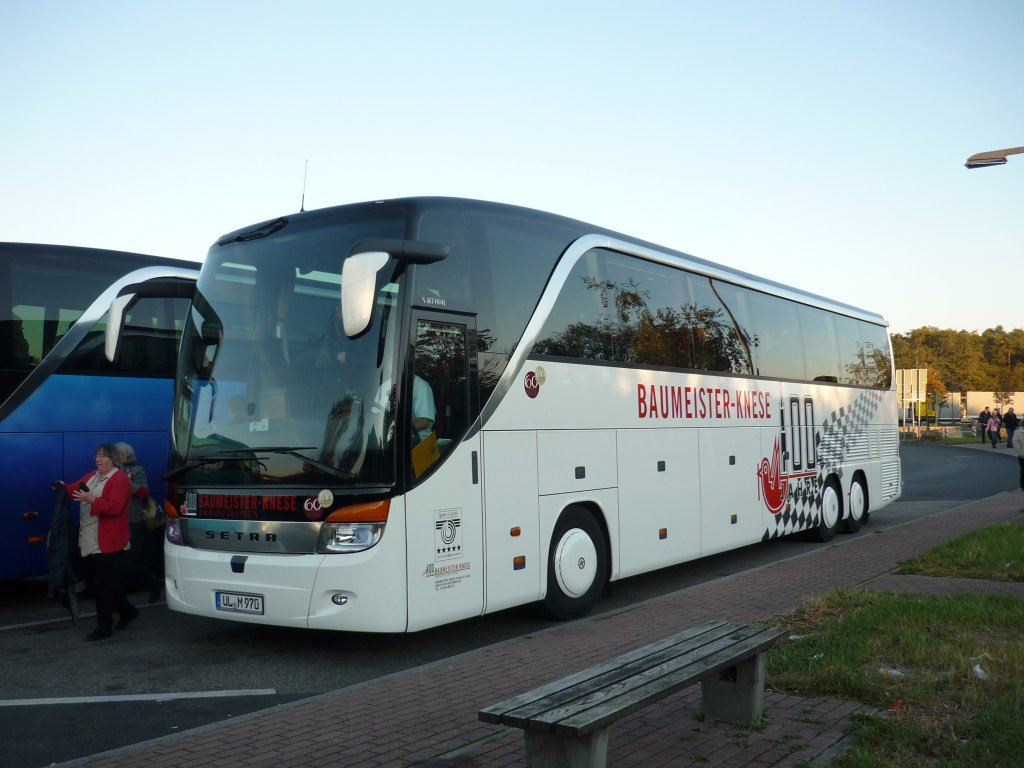 Der Setra S 417 HDH vom Reiseunternehmen, Baumeister + Knese steht in Bruchsal und macht Pause.