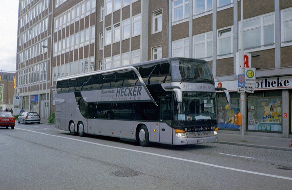 Der Setra S 431 DT der Fa. Hecker, am Kieler ZOB wartet auf seine Fahrgste.