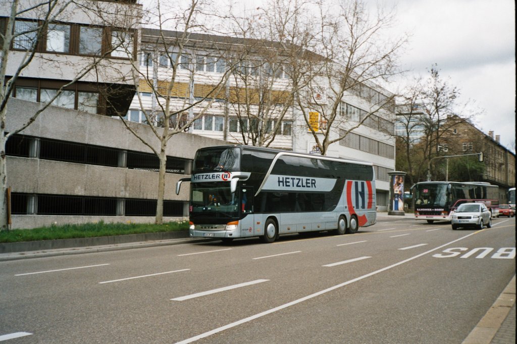 Der Setra S 431 DT der Fa. Hetzler fhrt durch Stuttgart und befindet sich zur Zeit in Hhe vom Bahnhof.