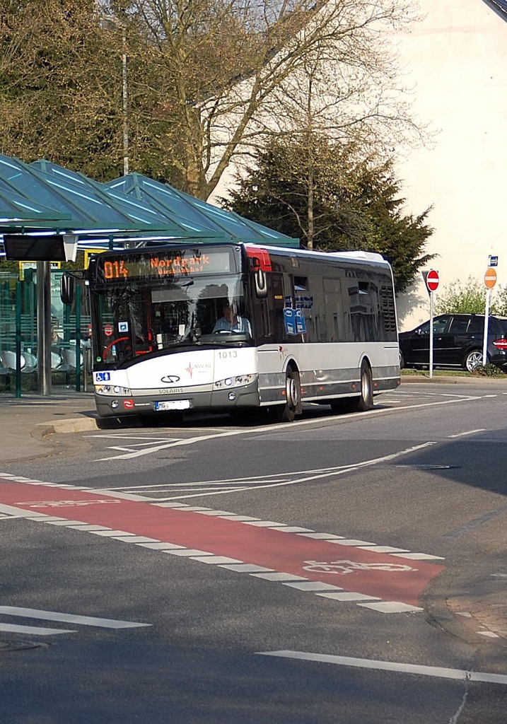 Der Solaris-Bus mit der NVV-Nummer 1013 steht hier an seiner Anfangshaltestelle am Rheydter Hbf und wird bald zum neuen Finazamt am Borussenpark aufbrechen. 8.4.2011