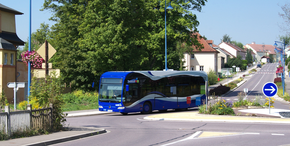 Der Transavold Bus ist unterwegs... In Saint - Avold gibt es 5 Stadtbuslinien. Sie verbinden wichtige Punkte in der Innenstadt und auch die umliegenden Gemeinden Altviller, Carling, Diesen, Folschviller, l'Hopital, Lachambre, Macheren, Porcelette und Valmont. Dies geschieht zustzlich zu den regionalen Buslinien TIM des Dpartements (Transports interurbains de la Moselle) und zu Bussen von SNCF TER. Der Transavold Bus wird mit modernsten Fahrzeugen durchgefhrt und verkehrt je nach Uhrzeit im 15 oder 30 Minuten Takt. (Mercedes Benz Citaro K ) Die Linie 1 (1E) verbindet die Innenstadt mit dem Bahnhof von Saint Avold, der 3 Km vom Zentrum entfernt eigentlich schon in Valmont liegt. Die Ortsbilder in Lothringen haben sich sehr oft zum Guten gewandelt. Vor 20 Jahren war es meist noch trist und grau (hnlich der DDR), heute aber sind viele Orte fein heraus geputzt. Nhe Bahnhof Saint Avold 04.09.2012