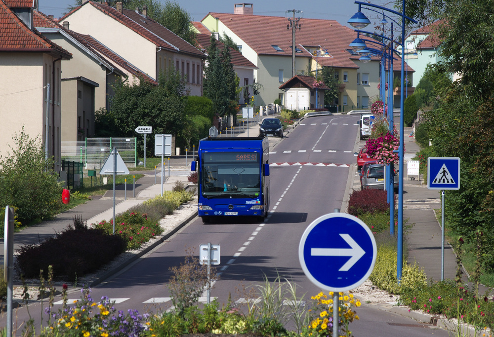 Der Transavold Bus ist unterwegs...

In Saint - Avold gibt es 5 Stadtbuslinien. Sie verbinden wichtige Punkte in der Innenstadt und auch die umliegenden Gemeinden Altviller, Carling, Diesen, Folschviller, l'Hopital, Lachambre, Macheren, Porcelette und Valmont.

Dies geschieht zustzlich zu den regionalen Buslinien TIM des Dpartements (Transports interurbains de la Moselle) und zu Bussen von SNCF TER.

Der Transavold Bus wird mit modernsten Fahrzeugen durchgefhrt und verkehrt je nach Uhrzeit im 15 oder 30 Minuten Takt. (Mercedes Benz Citaro K )

Die Linie 1 (1E) verbindet die Innenstadt mit dem Bahnhof von Saint Avold, der 3 Km vom Zentrum entfernt eigentlich schon in Valmont liegt.

Die Ortsbilder in Lothringen haben sich sehr oft zum Guten gewandelt. Vor 20 Jahren war es meist noch trist und grau (hnlich der DDR), heute aber sind viele Orte fein heraus geputzt.

Nhe Bahnhof Saint Avold 04.09.2012