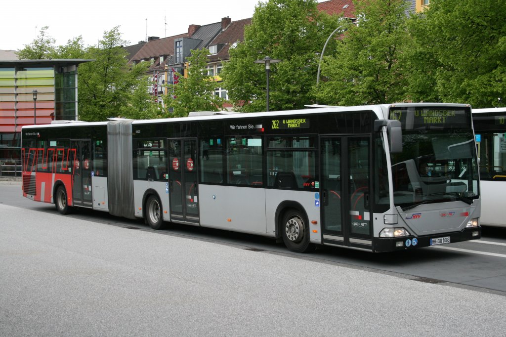 Der VHH Gelenkbus vom TypMB O530 G mit der Nummer 0525 am 14.Mai 2010 auf der Linie 262 in Wandsbek Markt 