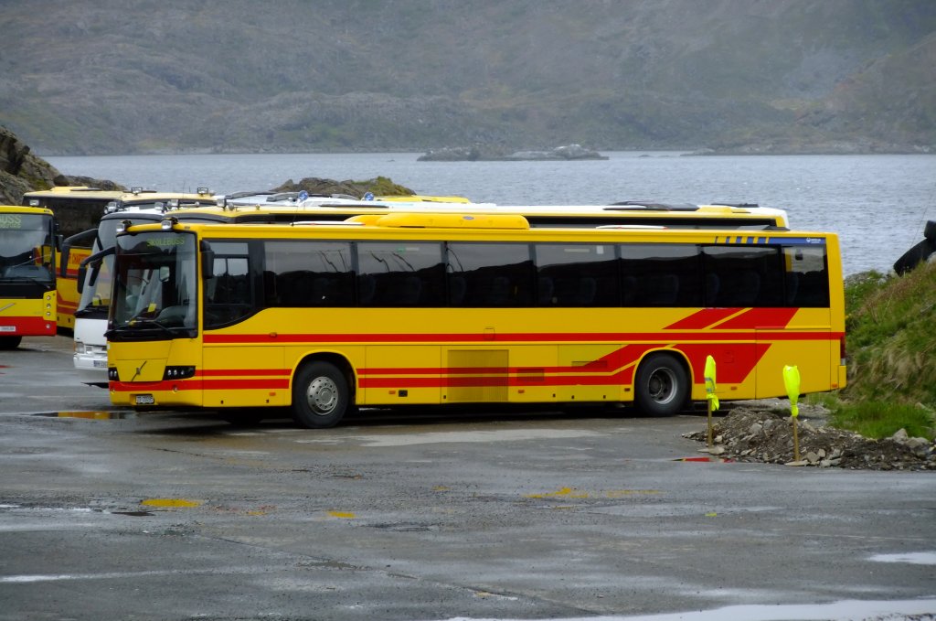 Der vielfltige Veolia-Fahrzeugpark in Honningsvag ist fast vollstndig aus skandinavischen Fahrzeugen zusammengesetzt. Einzelstck ist der hochflurige 12.9-Meter-8700, hier aufgenommen auf dem Depotareal beim Flughafen. 