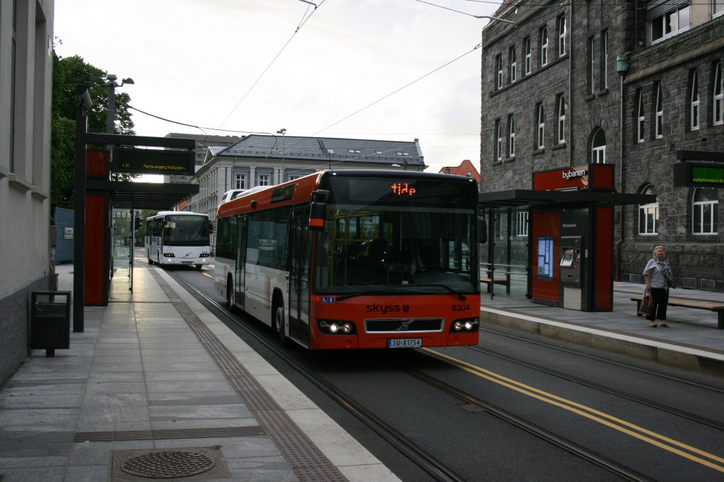 Der Volvo 7700 aus dem Nachbarland Schweden ist in Norwegen fast nirgends zu finden. In Bergen fhrt das offizielle Stadtbusmodell immerhin als berlandbus auf diversen Linien. Aufnahme am 8.7.2010 vor dem Bahnhof. 