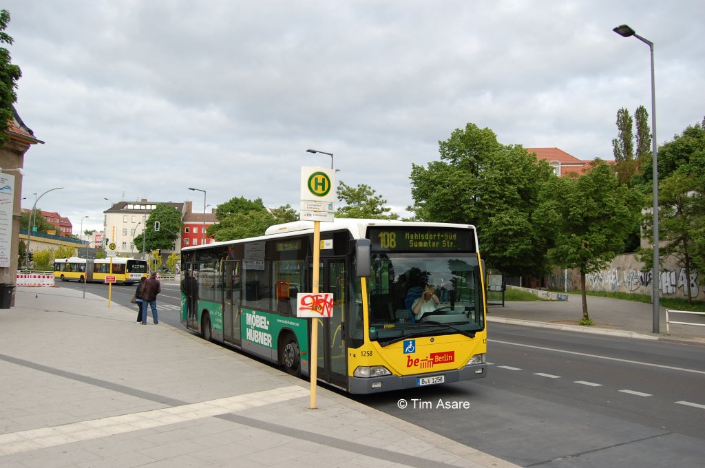 Der Wagen 1258 (MB Citaro O530 / MB EN 02) im Mai 2012 auf der Linie 108 am Bahnhof Lichtenberg.