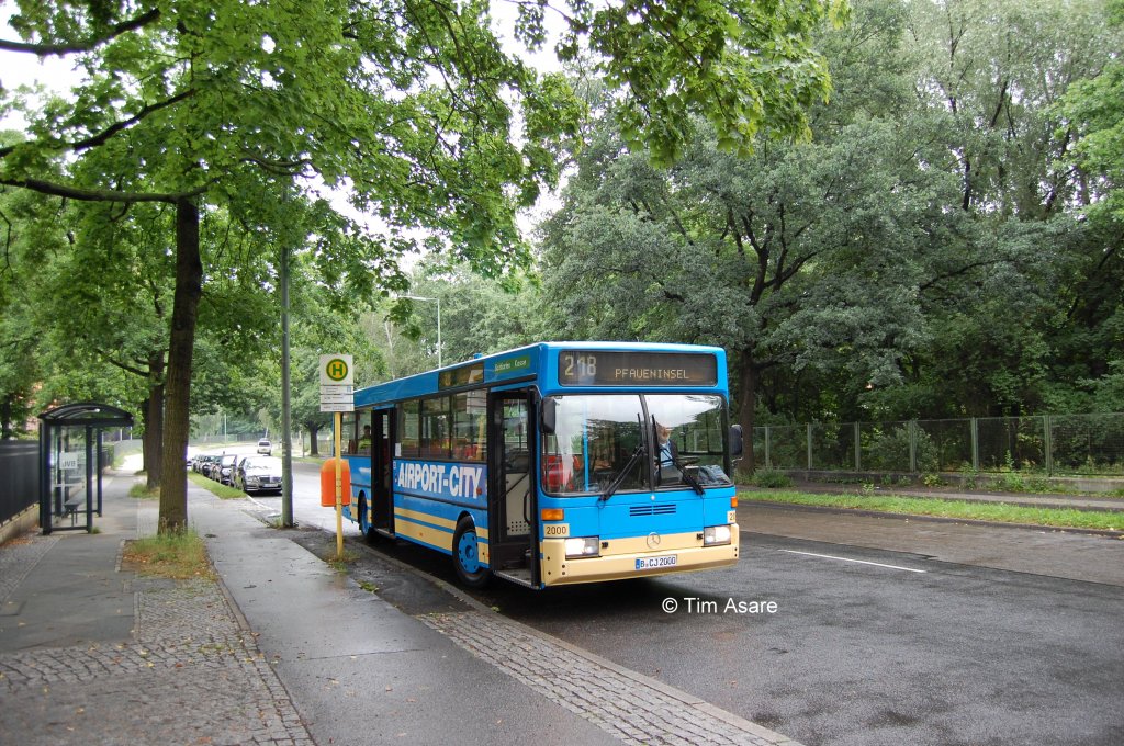 Der Wagen 2000 (DB O405 / DB E85) im Juni 2012 auf der Linie 218 an der Haltestelle Wasserwerk Beelitzhof.