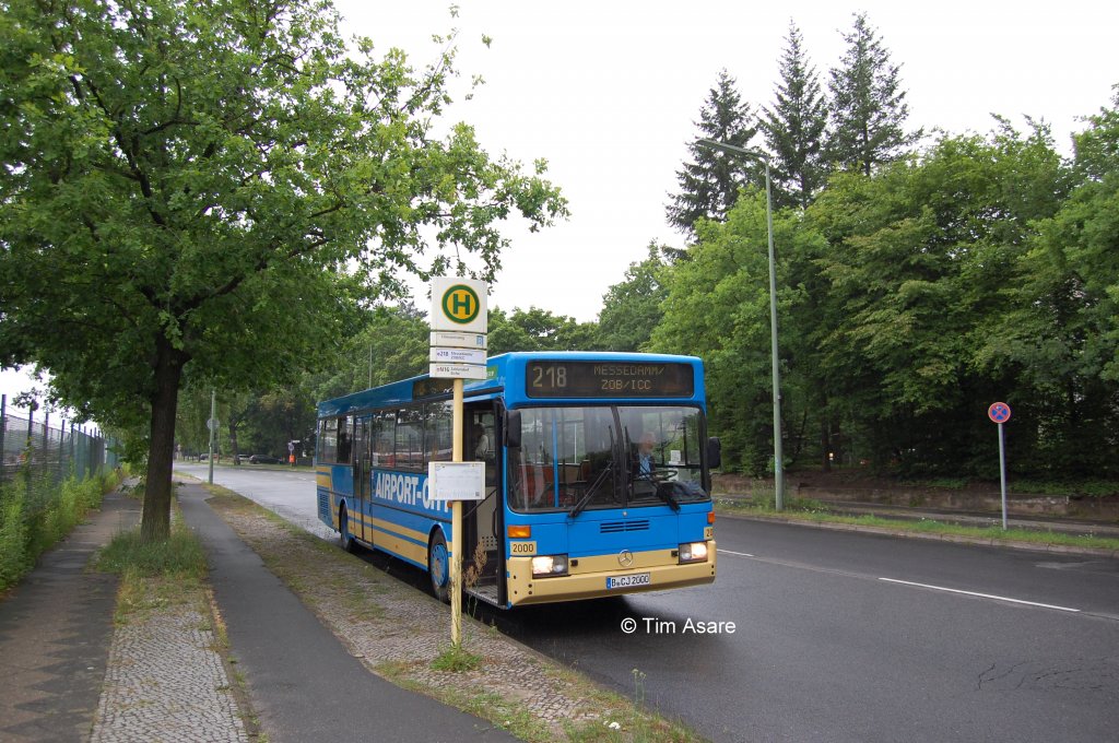 Der Wagen 2000 (DB O405 / DB E85) im Juni 2012 auf der Linie 218 an der Haltestelle Tillmannsweg.
