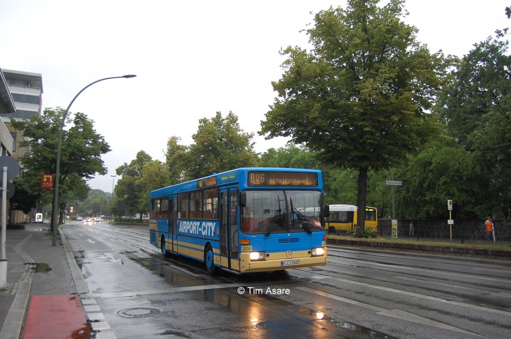 Der Wagen 2000 (DB O405 / DB E85) im Juni 2012 beim Aussetzen von der Linie 218 in Zehlendorf Eiche.