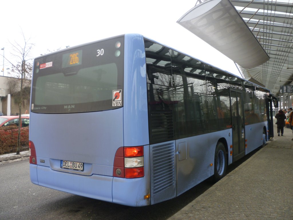 Der Wagen 30 von der Trseite.Aufgenommen am 6.2.2010 am ZOB in Delmenhorst.