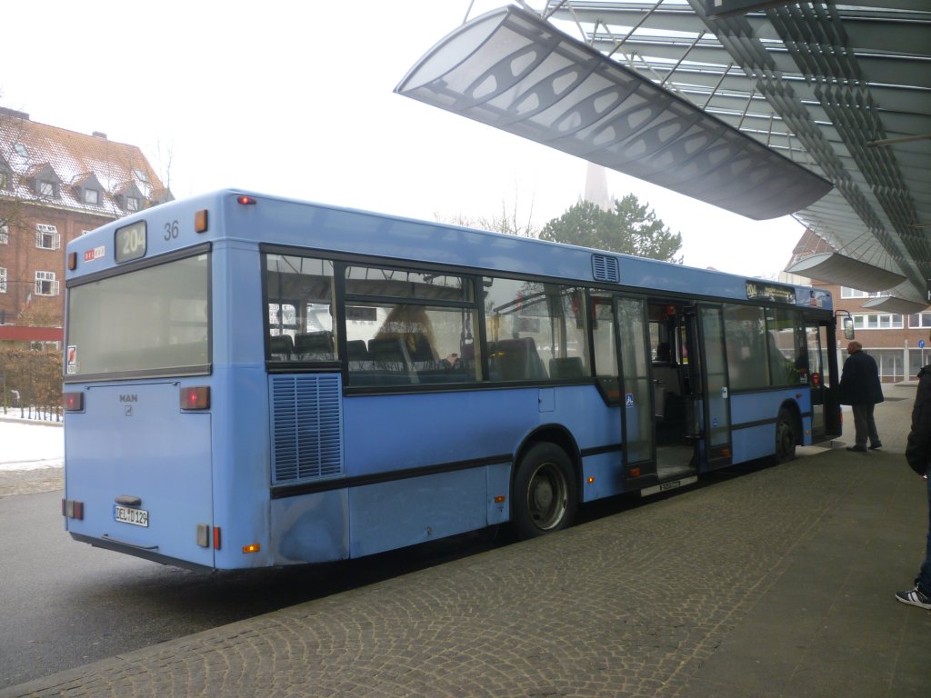 Der Wagen 36 MAN NL 202 bleibt auch die nchsten 3 Jahre in Delmenhorst.
Er fhrt in Linienverkehr,Schlerverkehr und Gelegenheitsverkehr.Das Foto entstand am 4.6.2011 am ZOB in Delmenhorst.