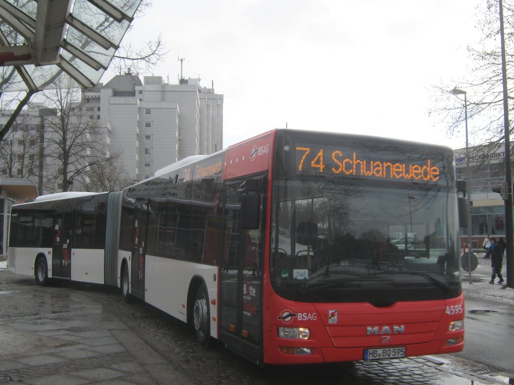 Der Wagen 4595 ein Lion´s City GL am BF Vegesack, er verlsste gerade die Warteposition, um an den Bussteig vorzufahren. Dann geht es mit mehr oder weniger Fahrgsten nach Schwanewede zur Endstation Ostlandstrae. Diese Aufname entstand Anfang Februar 2010