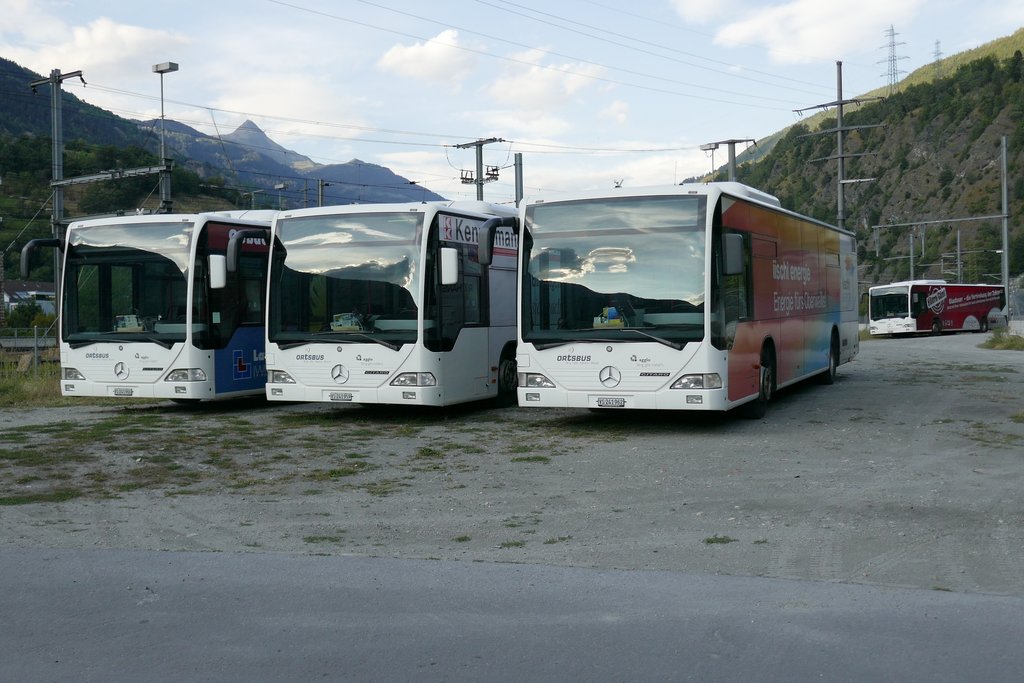 Die 4 Citaro I die beim Ortsbus Brig-Glis ausrangiert wurden, am 17.8.16 vor dem Simplontunnel parkiert.