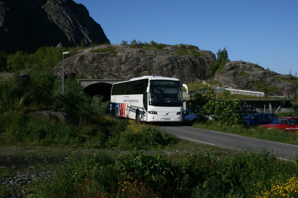Die ra der NorWay-Schnellbusse auf den Lofoten ist seit 2009 zu Ende. Die Fahrzeuge dieser Route verkehren allerdings weiterhin im NorWay-Design fr Veolia zwischen Narvik und . Am 30.6.2010 hat ein Volvo 9700 bereits das Dorf  und den anschliessenden Tunnel durchfahren und erreicht nun den Parkplatz am Ende der Inselstrasse. 
