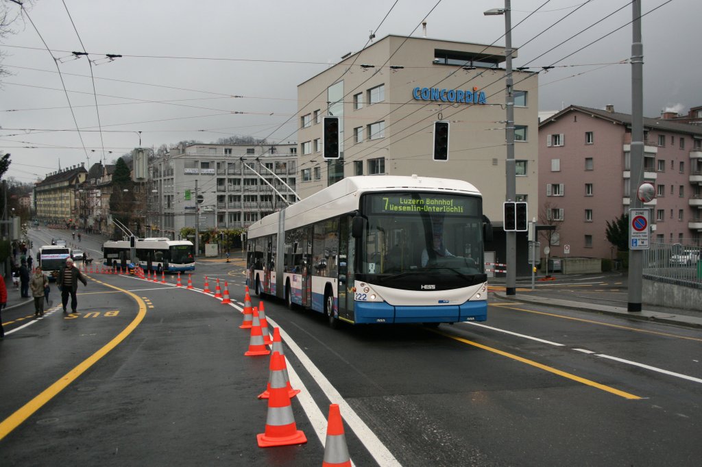 Die beiden Hess/Vossloh-Kiepe BGT N2C Nr. 222 und 215 umfahren den Mercedes-Benz O 530 G, so wie die Menschenmenge, die sich am 12. Dezember 2009 versammelt hat um die Eröffnung der neuen Langensandbrücke zu feiern