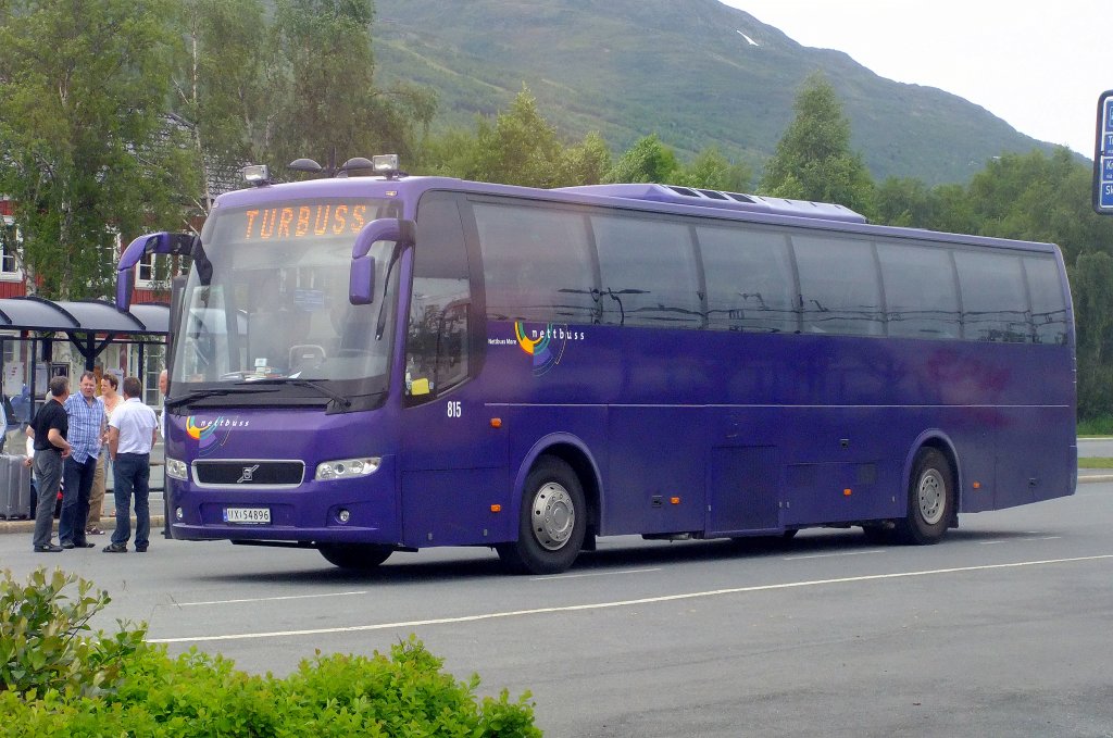 Die blauen Busse von NettBuss sind insbesondere in More og Romsdal viel zu sehen. Wagen 815, ein Volvo 9700, ist am 2.7.2010 in Oppdal als Reisewagen unterwegs. 