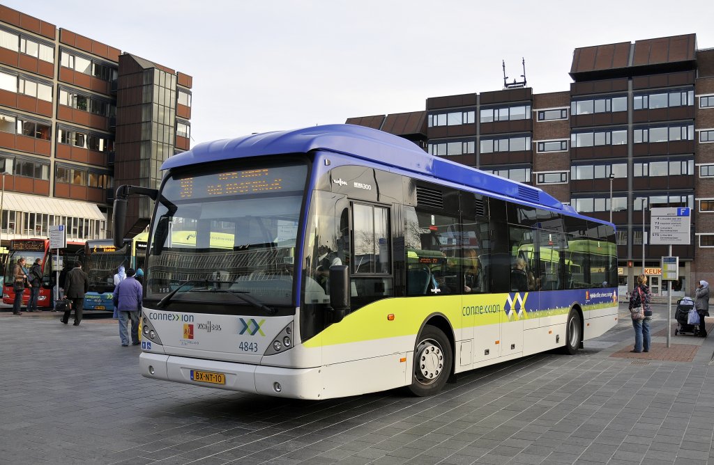 Die Connexxion 4843 mit linie 90 nach Den Haag in neue lackierung und neue van Hool A300 hybrid bus in Haarlem am 24.03 2011.