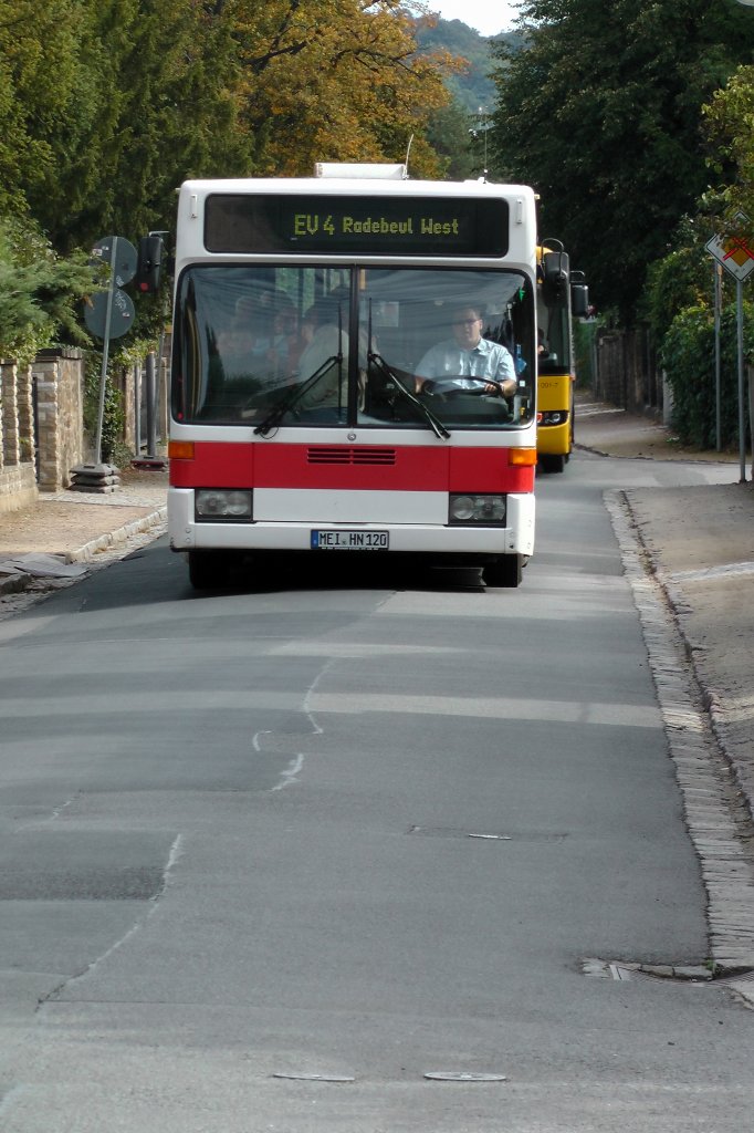 Die DVB betreibt die Straenbahn Linie 4 von Laubegast nach Weinbhla. Aktuell
finden umfangreiche Gleisbauarbeiten in Radebeul West statt, so da im Straenbahn-Ersatzverkehr gefahren wird.
Zum Herbst - und  Weinfest gibt es zustzliche Verstrkerwagen der unterschiedlichsten Busbetreiber.  23.09.2012  Radebeul Heinrich-Zille-Strae gegen 11:45 Uhr 