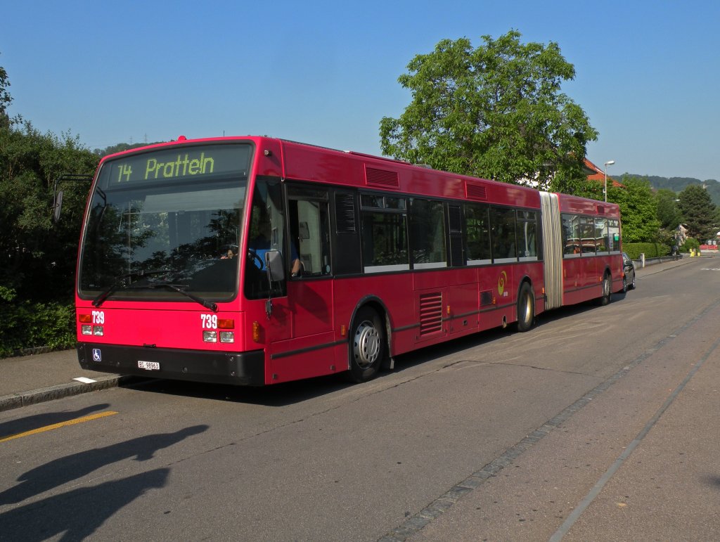 Die Grossbaustelle auf der Linie 14 hat begonnen. Die roten Van Hool Busse von Bernmobil sind im Einsatz. Hier bedient der Bus 739 (ex Bernmobil 242) die Haltestelle Bahnhofstrasse. Die Aufnahme stammt vom 29.05.2012. 