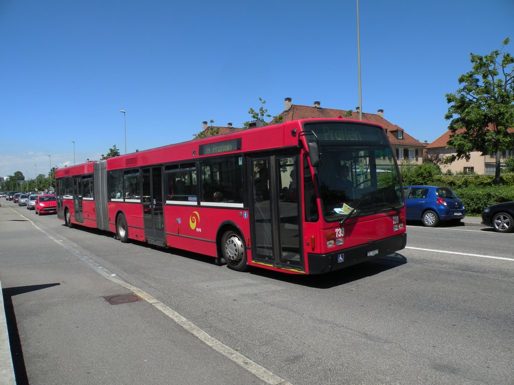 Die Grossbaustelle auf der Linie 14 hat begonnen. Die roten Van Hool Busse von Bernmobil sind im Einsatz. Hier fhrt der Bus 739 (ex Bernmobil 242) zur Haltestelle Kppeli. Die Aufnahme stammt vom 29.05.2012.