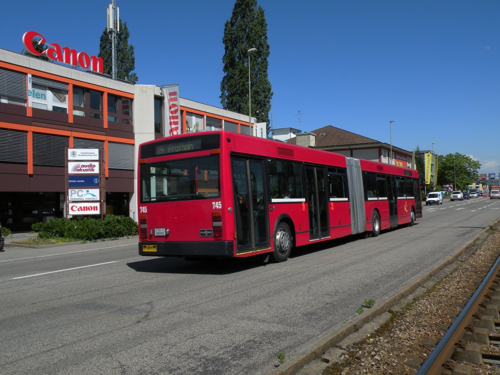 Die Grossbaustelle auf der Linie 14 hat begonnen. Die roten Van Hool Busse von Bernmobil sind im Einsatz. Hier fhrt der Bus 745 (ex Bernmobil 245) zur Haltestelle zum Park. Die Aufnahme stammt vom 29.05.2012. 