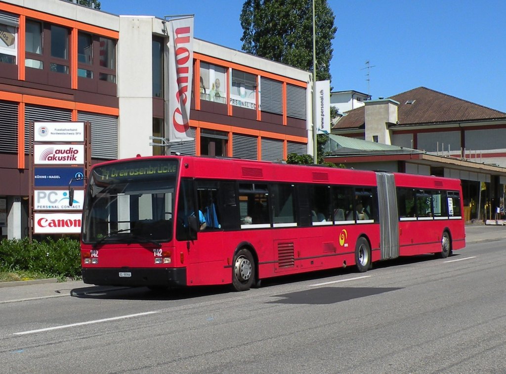 Die Grossbaustelle auf der Linie 14 hat begonnen. Die roten Van Hool Busse von Bernmobil sind im Einsatz. Hier fhrt der Bus 742 (ex Bernmobil 249) zur Haltestelle Kppeli. Die Aufnahme stammt vom 29.05.2012.

