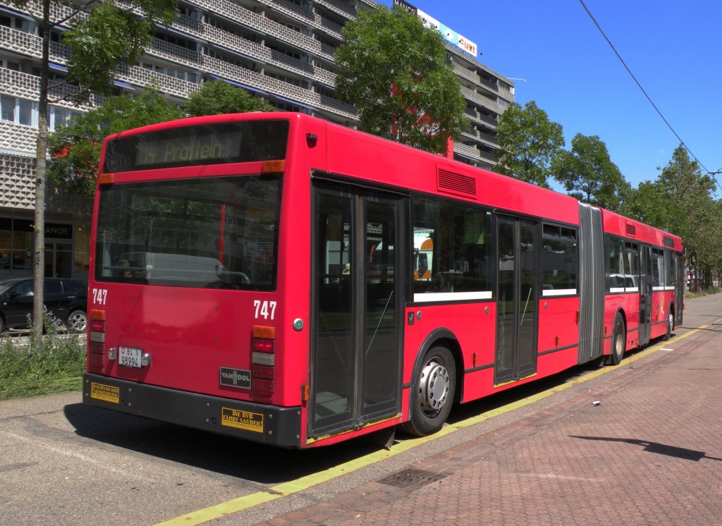 Die Grossbaustelle auf der Linie 14 hat begonnen. Die roten Van Hool Busse von Bernmobil sind im Einsatz. Van Hool Bus 747 (ex Bernmobil 248) an der Haltestelle St. Jakob. Die Aufnahme stammt vom 30.05.2012.