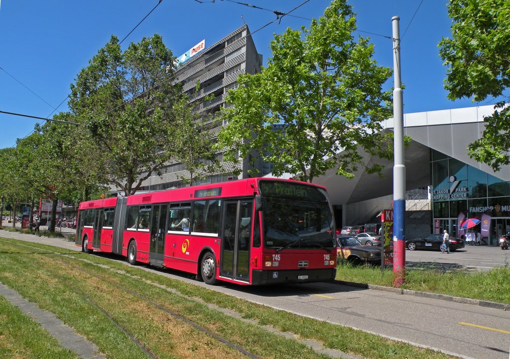 Die Grossbaustelle mit der Sanierung des Hagnau Viadukts dauert vom 29. Mai bis 16. Juli 2012. In dieser Zeit ist der Trambetrieb nach Pratteln unterbrochen und wird duch Busse aufrecht erhalten. Van Hool Bus mit der Betriebsnummer 745 (ex Bernmobil 245) kurz nach der Haltestelle St. Jakob. Die Aufnahme stammt vom 29.05.2012.