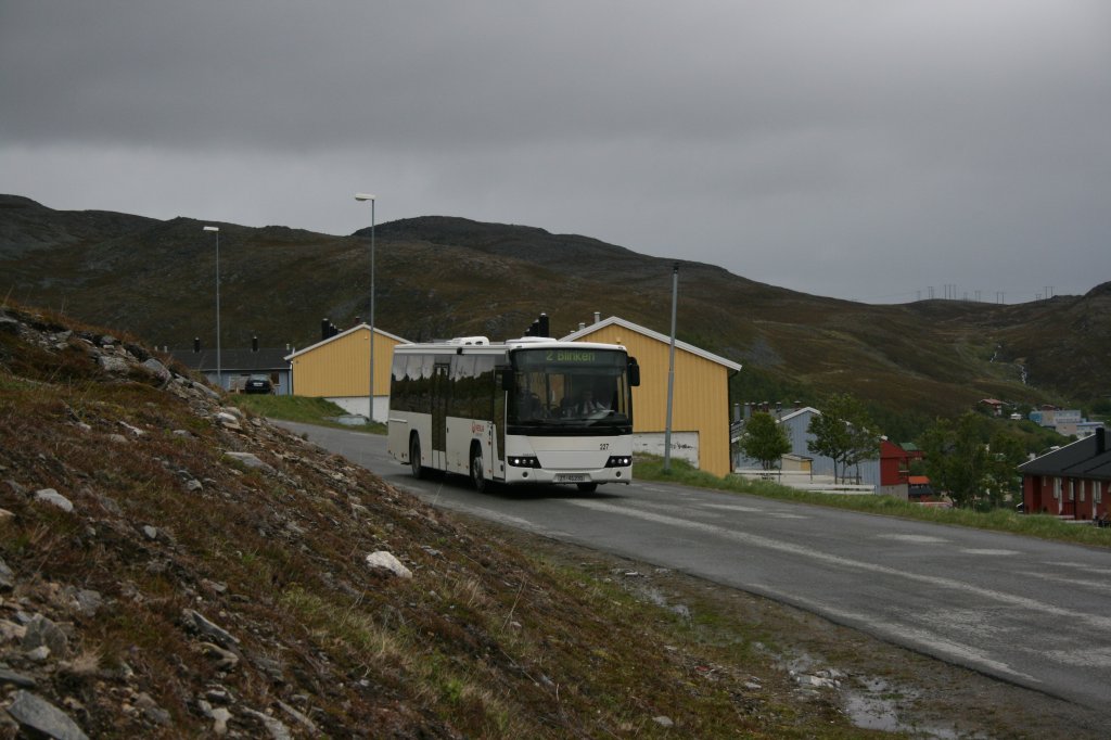 Die hchste Siedlung in Hammerfest heisst Hoyden und liegt gegen 100 Meter ber Meer. Trotzdem erinnert die Landschaft eher an die Alpen, in der dieser Volvo 8700LE gerade den Abstieg ans Meer in Angriff genommen hat. 