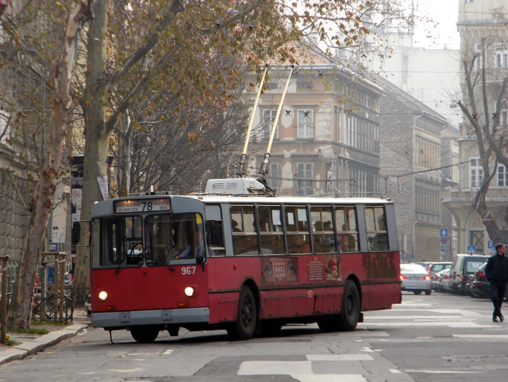 Die letzte Tage des Typs ZIU-9 in Budapest, bei BKV (Sie haben 37 Jahre lang in Budapest verkehrt). 967 an der Linie 78 bei der Haltestelle Opera. 