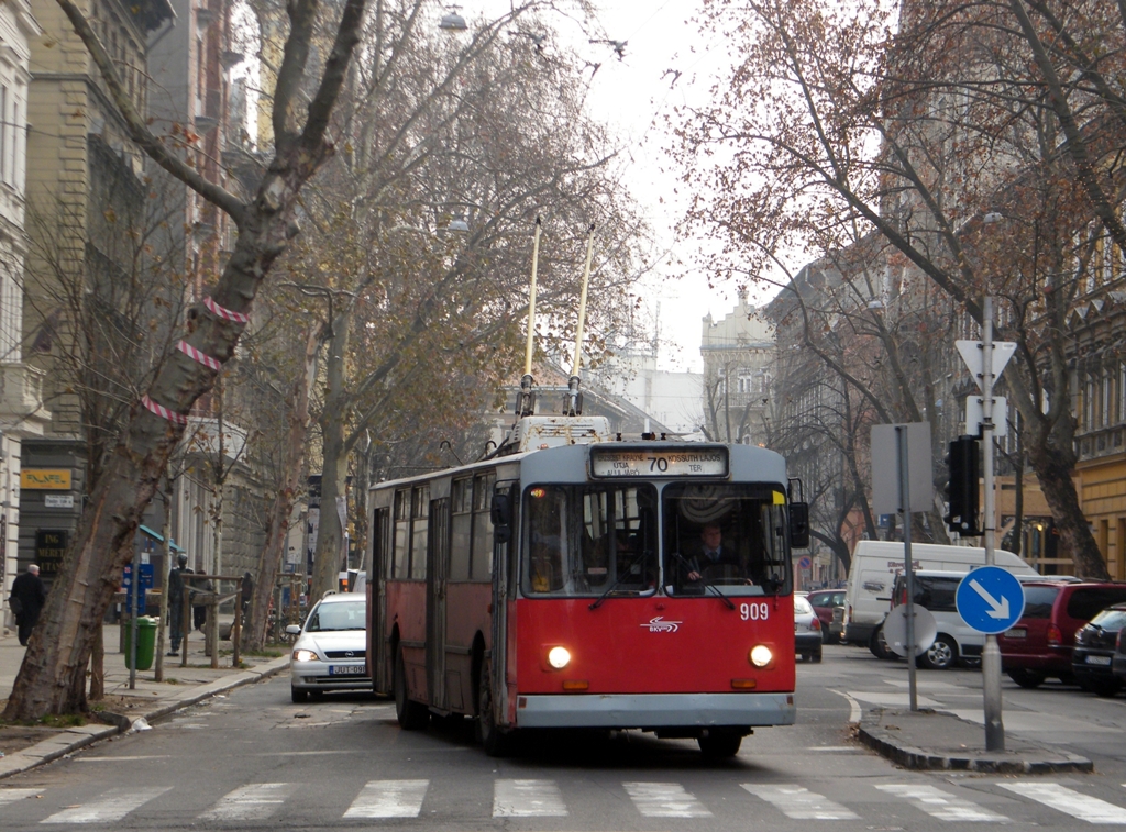 Die letzte Tage des Typs ZIU-9 in Budapest, bei BKV (Sie haben 37 Jahre lang in Budapest verkehrt). 909 an der Linie 70 bei der Haltestelle Opera.  