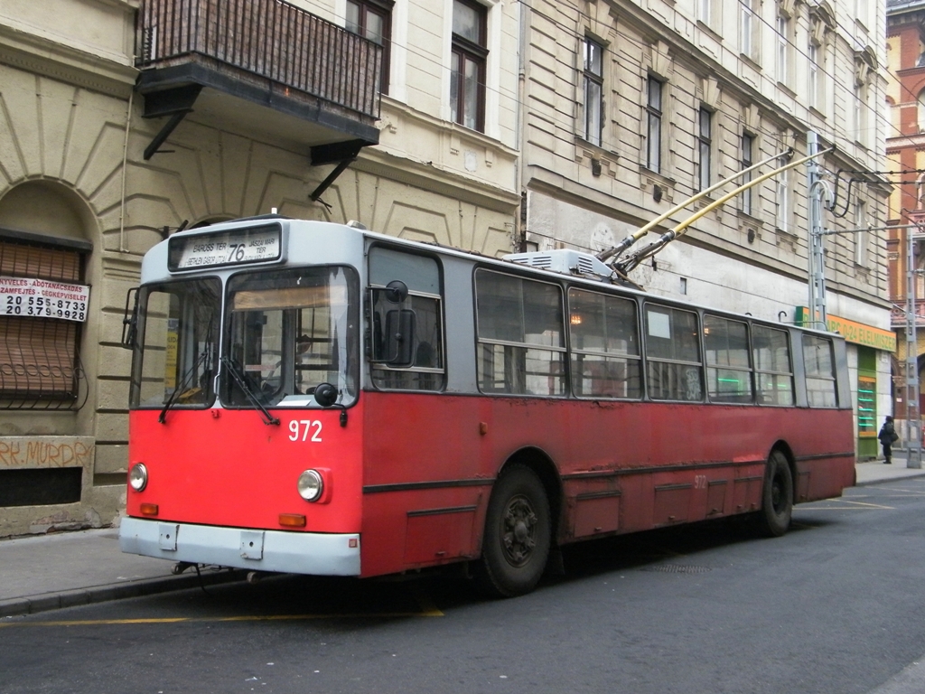 Die letzte Tage des Typs ZIU-9 in Budapest, bei BKV (Sie haben 37 Jahre lang in Budapest verkehrt). 972 an der Linie 76 beim Bahnhof Budapest-Keleti.  