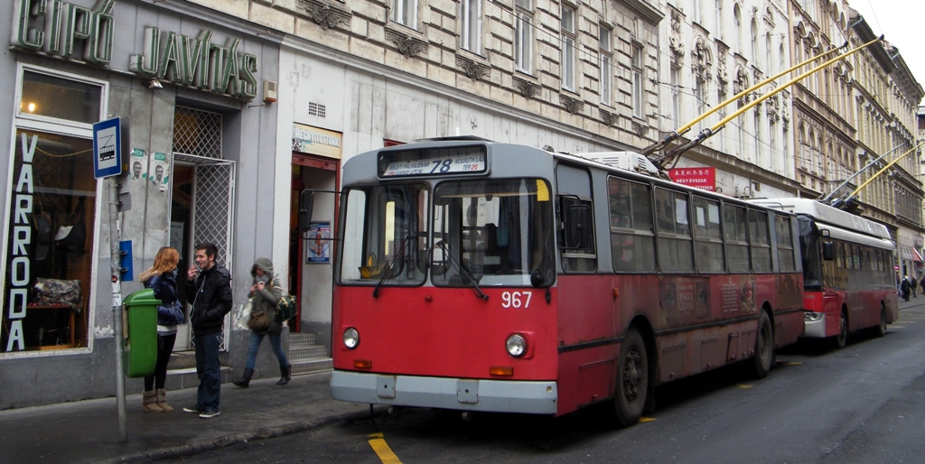 Die letzte Tage des Typs ZIU-9 in Budapest, bei BKV (Sie haben 37 Jahre lang in Budapest verkehrt). 967 an der Linie 78 beim Bahnhof Budapest-Keleti.  