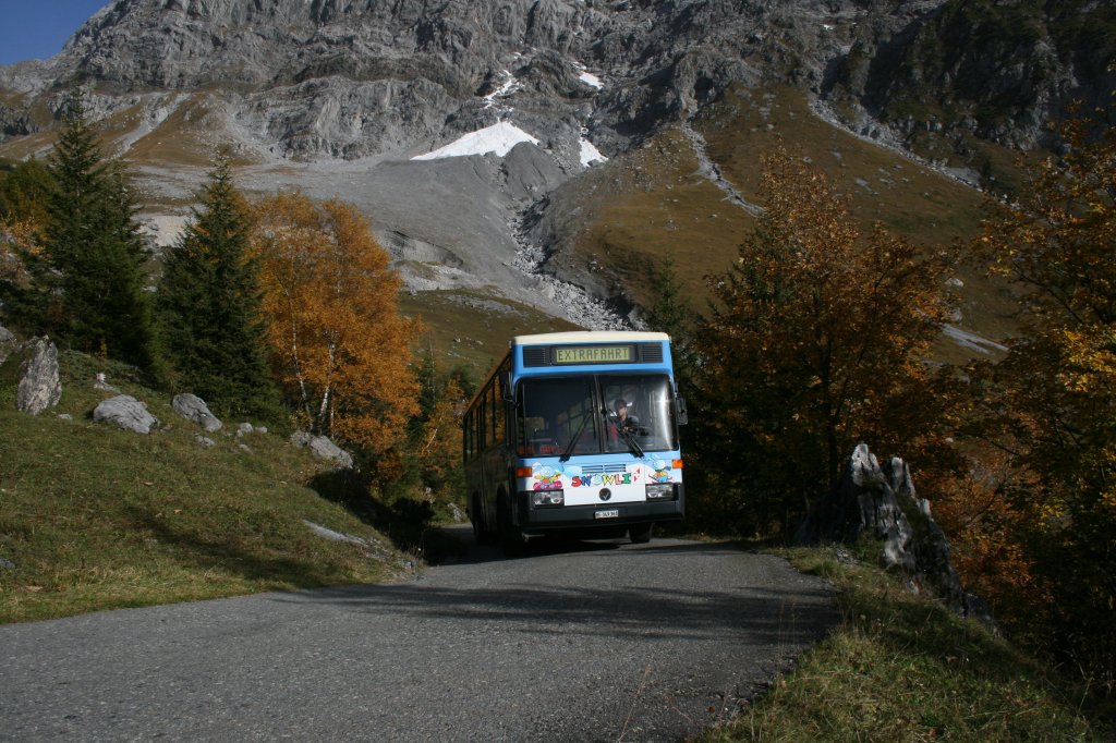 Die letzten beiden der einst allgegenwrtigen Vetter-Midibusse sind die beiden Werbebusse fr Cocolino oder - hier im Bild zwischen unterem und oberem Lauchbhl - fr Snowli, das Maskottchen der Schweizer Skischule. Aufnahme am 9.10.2010. 