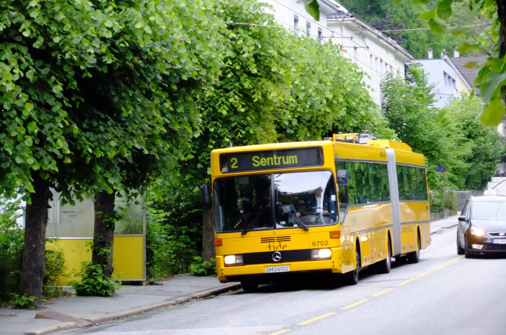 Die Linie 2 ist die einzige Trolleybuslinie Bergens. Weshalb dieser Mercedes-Benz O405G mit gesenkten Ruten unterwegs war, entzieht sich jedoch meiner Kenntnis. Der Nachfolgende MAN/Neoplan-Trolley war elektrisch unterwegs... Aufnahme am 7.7.2010 beim Bahnhof.
