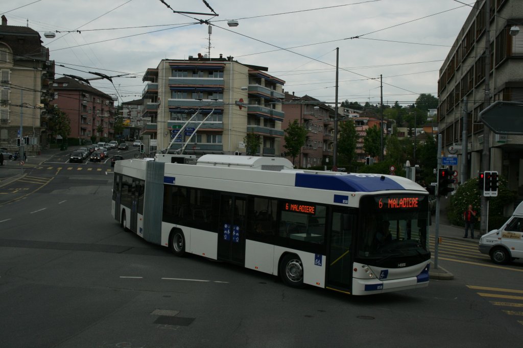 Die Linie 6 scheint eines der Haupteinsatzgebiete der neuen Swisstrolleys in Lausanne zu sein; Whrend meiner halben Stunde in Sallaz war kein anderes Fahrzeug auf der Linie zu sehen. Die Aufnahme zeigt Wagen 858 am 17.5.2010 in Sallaz. 