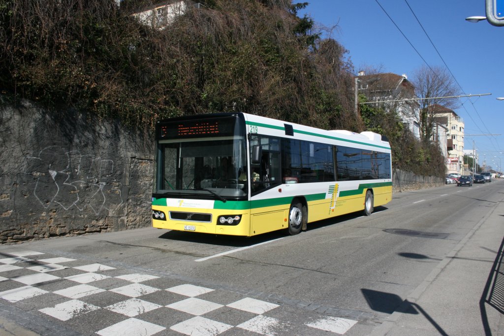 Die neuen Volvo 7700 der TN sind da: Nr. 219/NE93'219 am 19.3.2010 beim Bahnhof Neuchtel. 