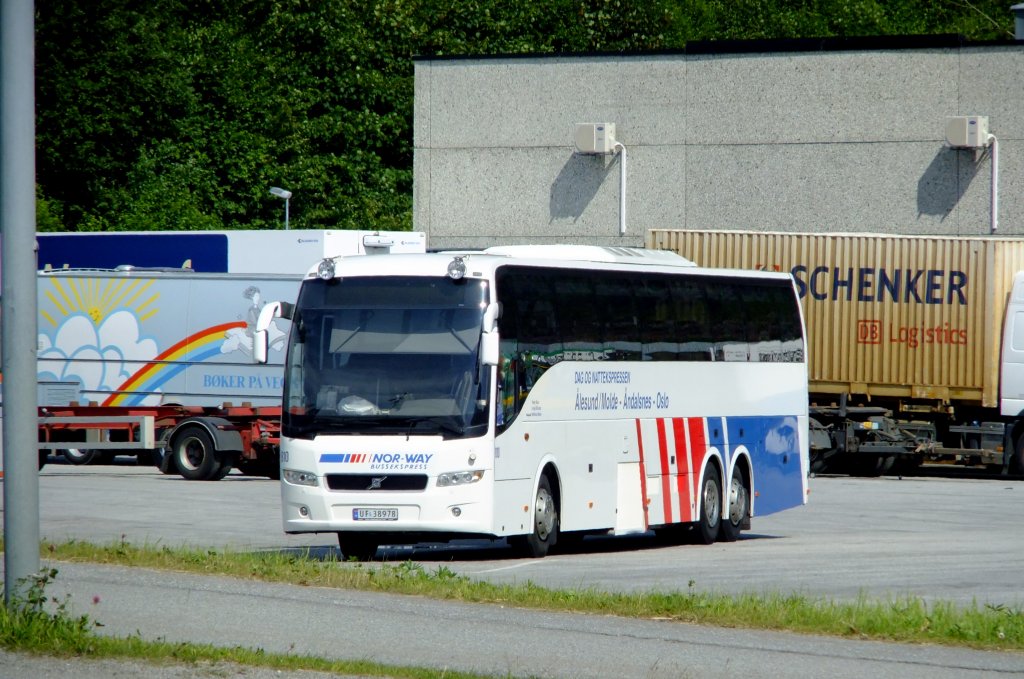 Die NorWay-Expresslinie zwischen lesund/Molde und Oslo wird von Vey Buss aus ndalsnes betrieben. Auch hier sind die allgegenwrtigen Volvo 9700 im Einsatz, eines der Fahrzeuge wartet beim Depot in Norwegens Bergsteiger-Hauptstadt ndalsnes auf den nchsten Einsatz. 3.7.2010. 