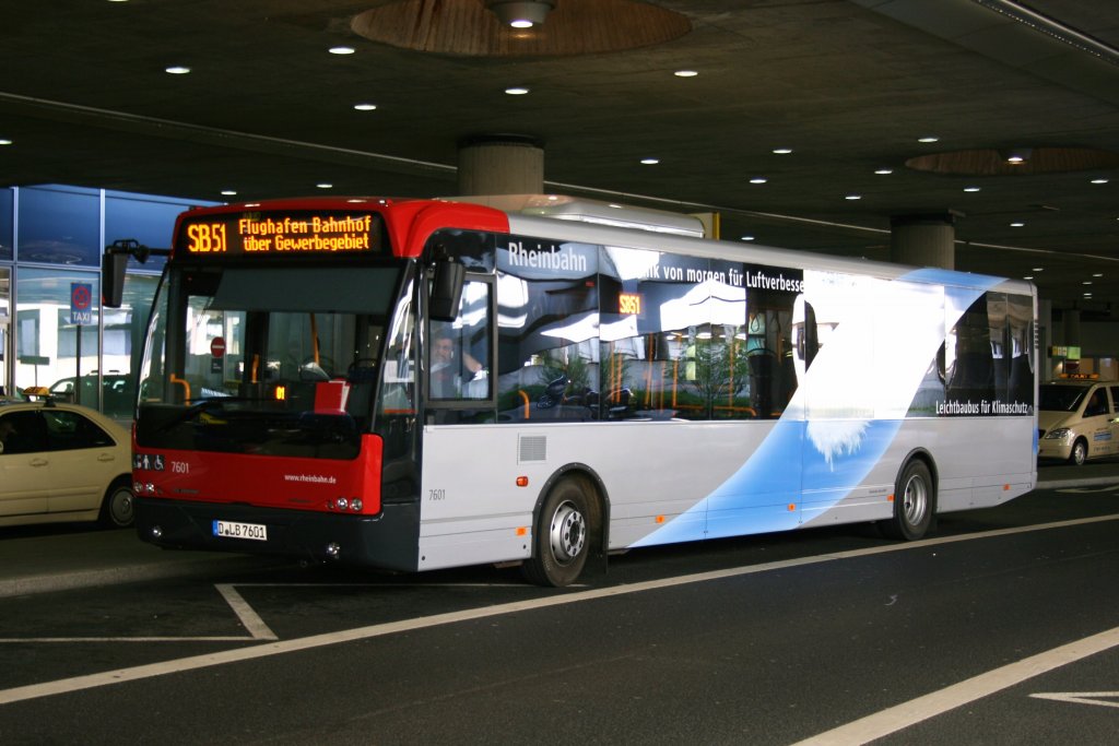 Die Rheinbahn hat zwei Leichtbaubusse gekauft.
Einer davon konnte am 5.5.2010 am Flughafen Dsseldorf mit der Linie SB51 aufgenommen werden.

