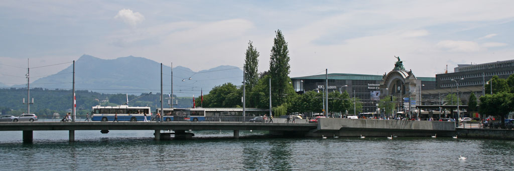 Die Seebrcke berquert den Seeabfluss, wo die Reuss beginnt direkt beim Bahnhof Luzern und gehrt zu den wichtigsten Verkehrsknoten der Stadt Luzern. Hier wird sie am 8. Juni 2010 gerade von einem Anhngerzug berquert.