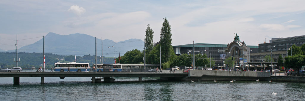 Die Seebrücke überquert den Seeabfluss, wo die Reuss beginnt direkt beim Bahnhof Luzern und gehört zu den wichtigsten Verkehrsknoten der Stadt Luzern. Hier wird sie am 8. Juni 2010 gerade von einem Anhängerzug überquert.