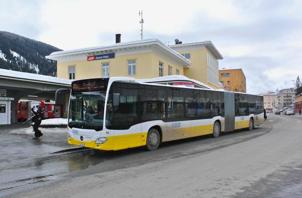 Die VBD verkauften einen Citaro I G ins Unterland. Als Ersatz beschafften sie einen Citaro III G. Im Bild ist Wagen Nr. 15 auf der Linie 3 bei der Haltestelle Davos Platz, Bahnhof, 09.03.2013.