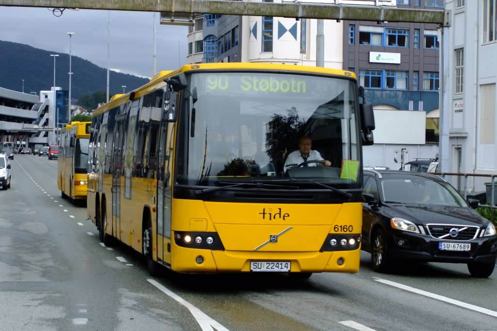 Die wichtige Linie 90 ist ein Tmmelplatz fr 15-Meter-Busse aller Art. Nebst grnen Scania-West kommen hier auch die gelben Volvo 8700LE-Maxibusse zum Einsatz, wie das Bild vom 7.7.2010 zeigt.